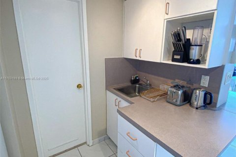 Condo in Miami Beach, Florida  № 1573168 - photo 10