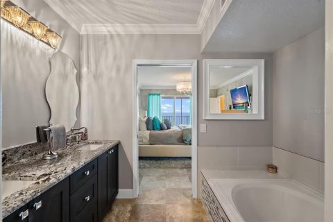 Condo in North Redington Beach, Florida, 3 bedrooms  № 1593135 - photo 21
