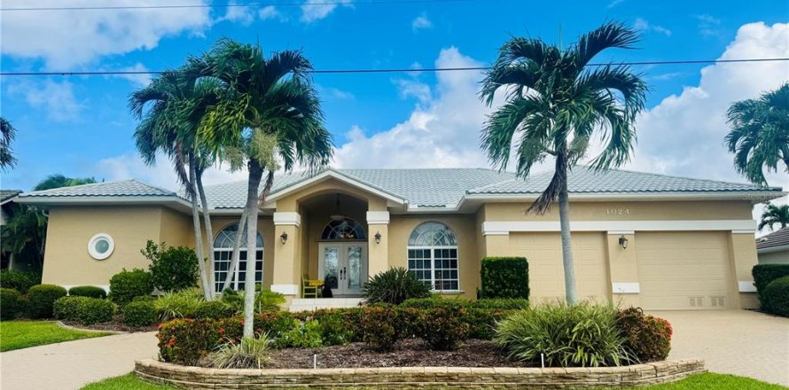 House in Punta Gorda, Florida 3 bedrooms, 279.91 sq.m. № 2130189