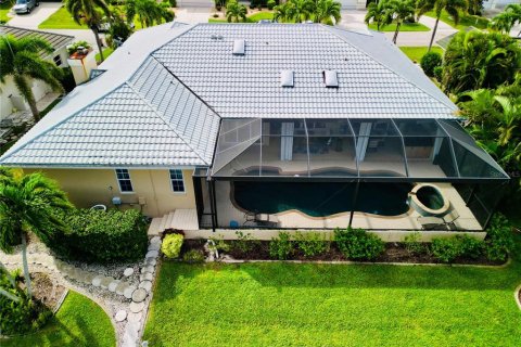 House in Punta Gorda, Florida 3 bedrooms, 279.91 sq.m. № 2130189 - photo 27