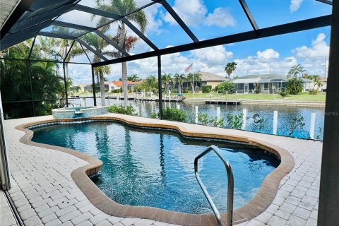 House in Punta Gorda, Florida 3 bedrooms, 279.91 sq.m. № 2130189 - photo 8