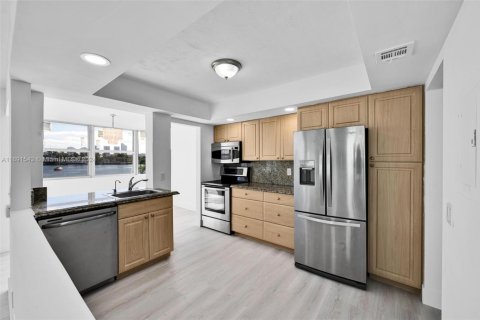 Condo in North Miami Beach, Florida, 2 bedrooms № 1958431 - photo 6