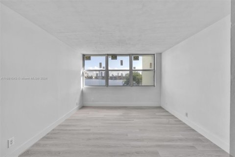 Condo in North Miami Beach, Florida, 2 bedrooms № 1958431 - photo 15