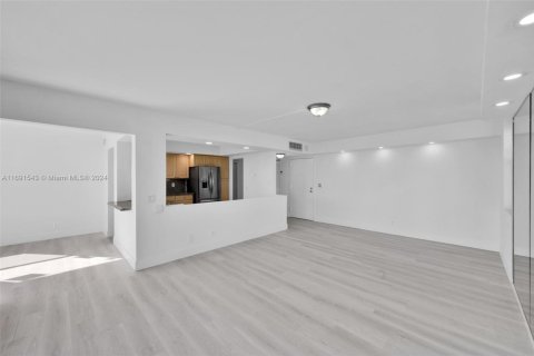 Condo in North Miami Beach, Florida, 2 bedrooms № 1958431 - photo 13