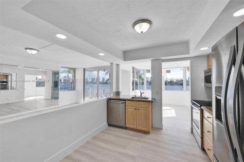 Condo in North Miami Beach, Florida, 2 bedrooms № 1958431 - photo 8