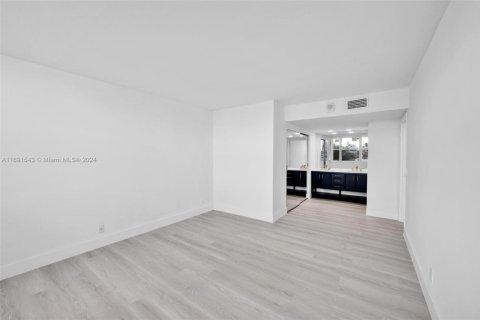 Condo in North Miami Beach, Florida, 2 bedrooms № 1958431 - photo 17