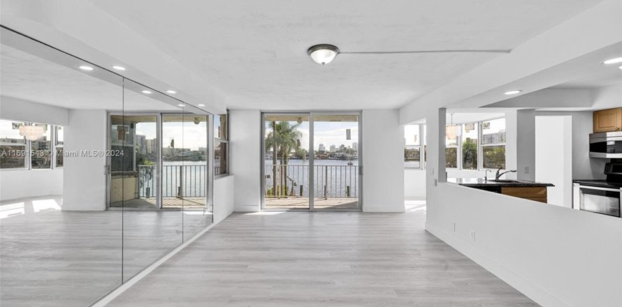 Condo in North Miami Beach, Florida, 2 bedrooms № 1958431