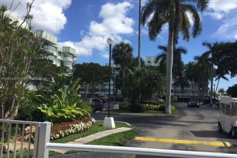 Condo in North Miami Beach, Florida, 2 bedrooms № 1958431 - photo 27