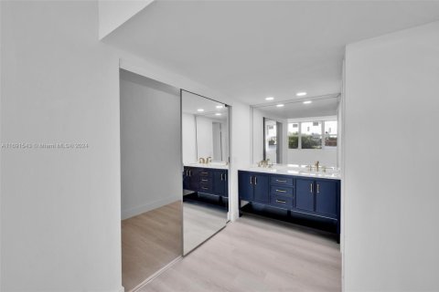 Condo in North Miami Beach, Florida, 2 bedrooms № 1958431 - photo 16