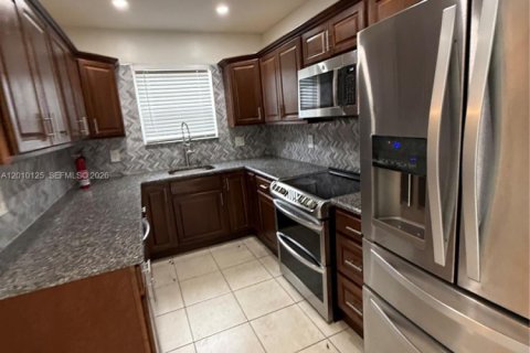 Casa en alquiler en Hollywood, Florida, 3 dormitorios, 213.68 m2 № 2073116 - foto 2