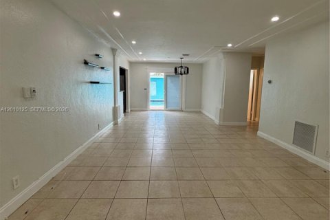 Casa en alquiler en Hollywood, Florida, 3 dormitorios, 213.68 m2 № 2073116 - foto 3