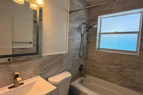 Casa en alquiler en Hollywood, Florida, 3 dormitorios, 213.68 m2 № 2073116 - foto 5