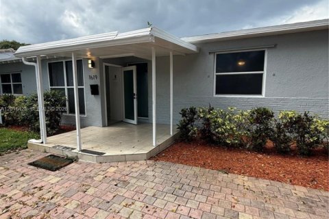 House in Hollywood, Florida 3 bedrooms, 213.68 sq.m. № 2073116