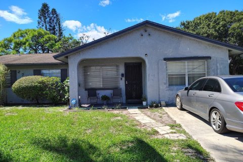 House in St. Lucie, Florida 4 bedrooms, 135.27 sq.m. № 2194966 - photo 2