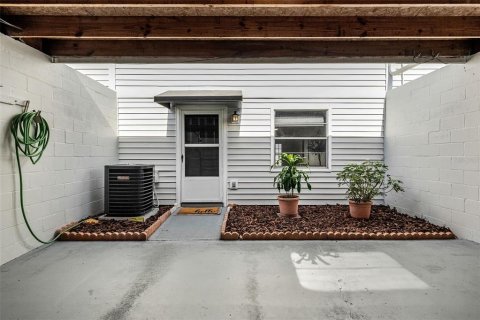 Townhouse in Tampa, Florida 2 bedrooms, 96.62 sq.m. № 2313236 - photo 2