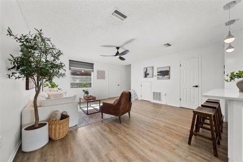 Townhouse in Tampa, Florida 2 bedrooms, 96.62 sq.m. № 2313236 - photo 13
