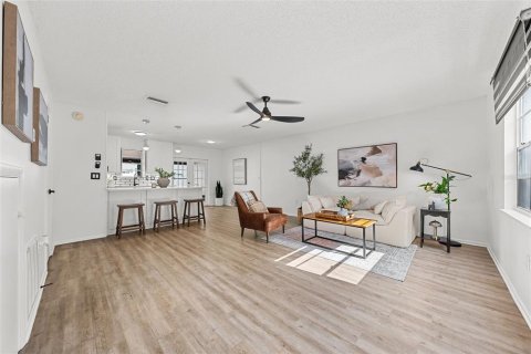 Townhouse in Tampa, Florida 2 bedrooms, 96.62 sq.m. № 2313236 - photo 3