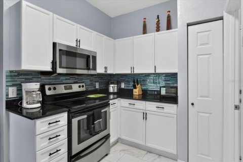 Townhouse in Tampa, Florida 3 bedrooms, 161.28 sq.m. № 2259214 - photo 8