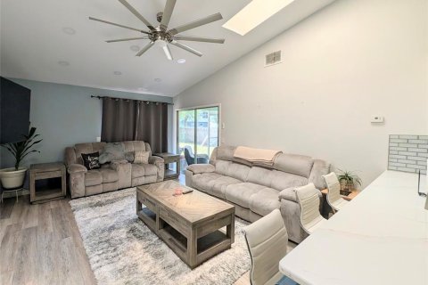 House in Deltona, Florida 2 bedrooms, 109.44 sq.m. № 2208630 - photo 2