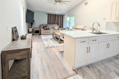 House in Deltona, Florida 2 bedrooms, 109.44 sq.m. № 2208630 - photo 3