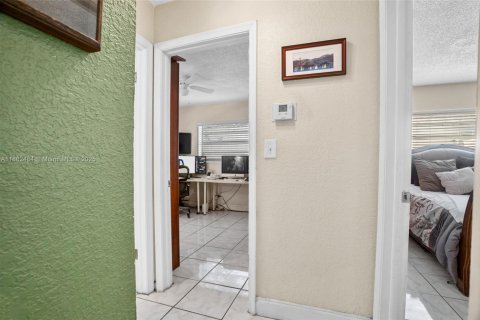 House in Pompano Beach, Florida 3 bedrooms, 111.58 sq.m. № 1929520 - photo 17