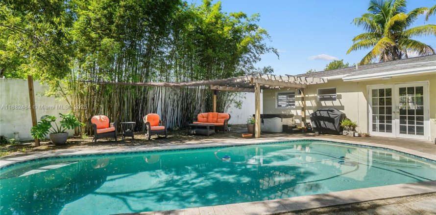 House in Pompano Beach, Florida 3 bedrooms, 111.58 sq.m. № 1929520