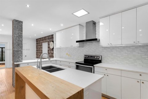 House in Miami, Florida 3 bedrooms, 146.04 sq.m. № 1770348 - photo 4