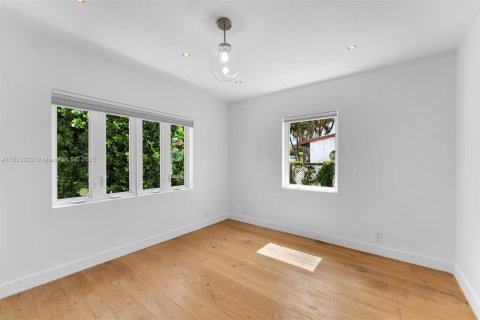 House in Miami, Florida 3 bedrooms, 146.04 sq.m. № 1770348 - photo 12