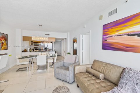 Condo in Miami, Florida, 1 bedroom  № 1887517 - photo 4