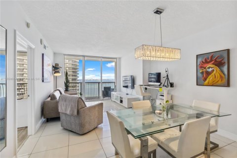Condo in Miami, Florida, 1 bedroom  № 1887517 - photo 1