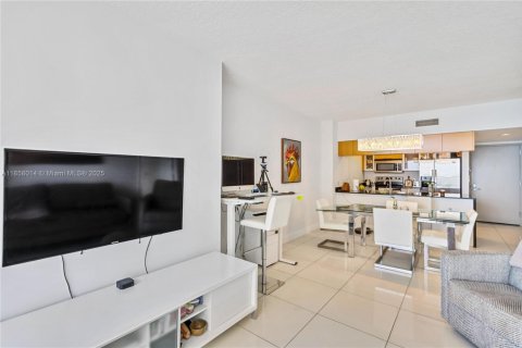 Condo in Miami, Florida, 1 bedroom  № 1887517 - photo 3