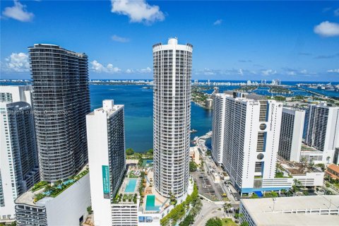 Condo in Miami, Florida, 1 bedroom  № 1887517 - photo 13