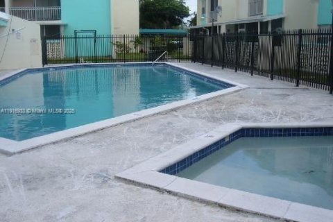 Condominio en venta en Lauderhill, Florida, 1 dormitorio, 74.32 m2 № 1973704 - foto 3