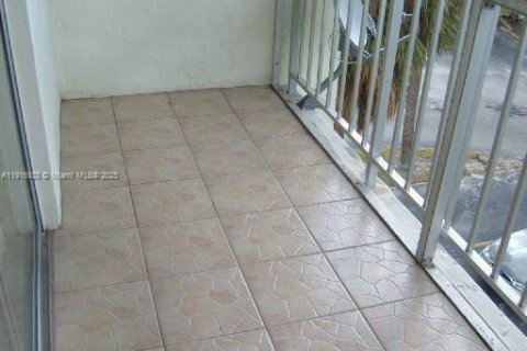Condominio en venta en Lauderhill, Florida, 1 dormitorio, 74.32 m2 № 1973704 - foto 5