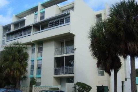 Condominio en venta en Lauderhill, Florida, 1 dormitorio, 74.32 m2 № 1973704 - foto 1