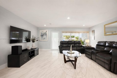 Villa ou maison à vendre à Miramar, Floride: 4 chambres, 148.09 m2 № 2049696 - photo 3