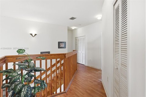 Casa en venta en Miami, Florida, 4 dormitorios, 258.83 m2 № 2173425 - foto 28