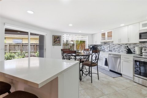 Casa en venta en Miami, Florida, 4 dormitorios, 258.83 m2 № 2173425 - foto 10