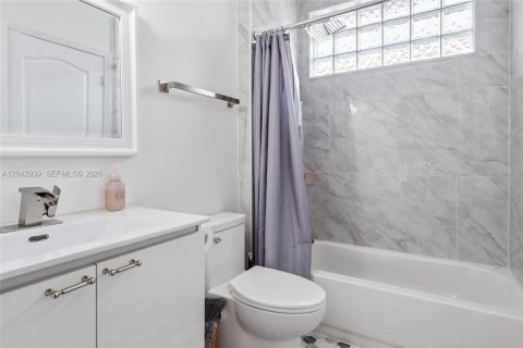 Casa en venta en Miami, Florida, 4 dormitorios, 258.83 m2 № 2173425 - foto 25