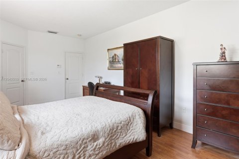 Casa en venta en Miami, Florida, 4 dormitorios, 258.83 m2 № 2173425 - foto 20