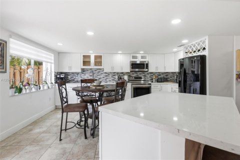 Casa en venta en Miami, Florida, 4 dormitorios, 258.83 m2 № 2173425 - foto 11