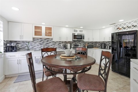 Casa en venta en Miami, Florida, 4 dormitorios, 258.83 m2 № 2173425 - foto 13