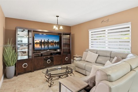 Casa en venta en Miami, Florida, 4 dormitorios, 258.83 m2 № 2173425 - foto 17