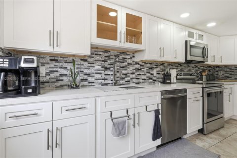 Casa en venta en Miami, Florida, 4 dormitorios, 258.83 m2 № 2173425 - foto 14