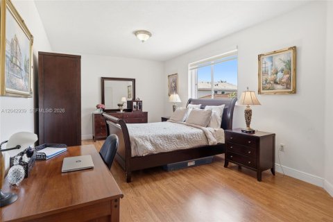 Casa en venta en Miami, Florida, 4 dormitorios, 258.83 m2 № 2173425 - foto 19