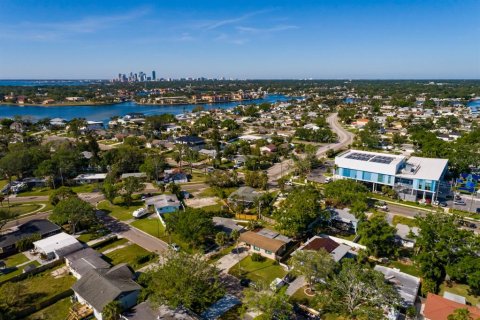 House in Saint Petersburg, Florida 2 bedrooms, 103.96 sq.m. № 1616778 - photo 17