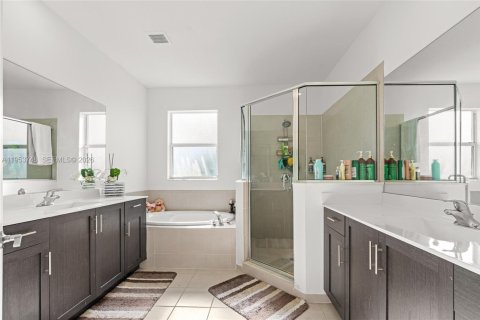 House in Homestead, Florida 4 bedrooms, 246.66 sq.m. № 2008179 - photo 23