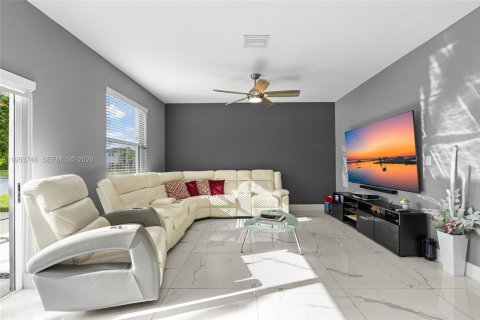 House in Homestead, Florida 4 bedrooms, 246.66 sq.m. № 2008179 - photo 13