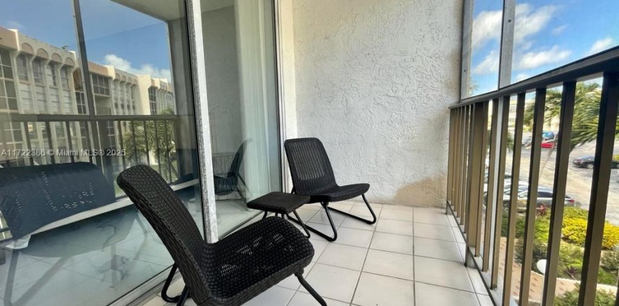 Condo in Hallandale Beach, Florida, 1 bedroom № 1933563