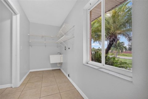 House in Port Charlotte, Florida 3 bedrooms, 124.86 sq.m. № 2393877 - photo 20